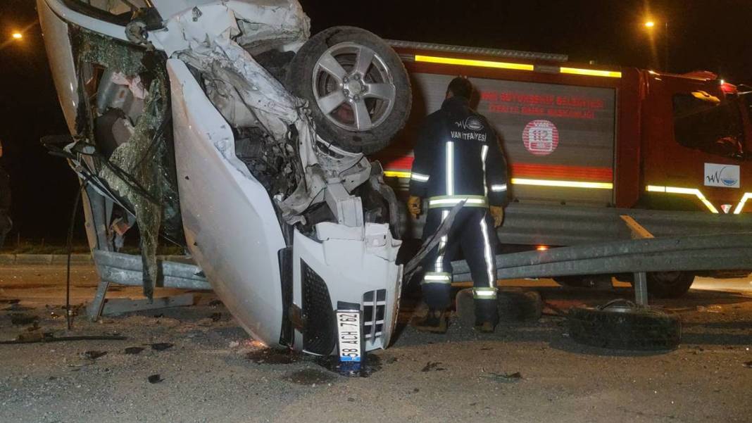 Trafik kazasında 'dik kalan' otomobil hayrete düşürdü! Yollarda ender görülecek manzara 6